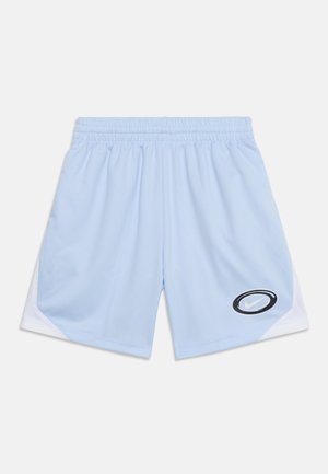 Short de sport bleu clair avec panneaux latéraux blancs et logo circulaire Nike noir et blanc sur le bas de la jambe droite, ceinture élastique.