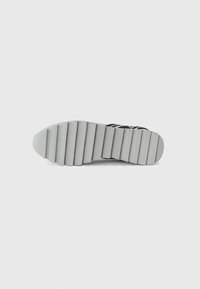 Czarna sneakersy z grubą, teksturowaną szaro-rubberową podeszwą z prążkowanym wzorem. Projekt zawiera detale logo na górnej części.