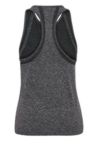 Szara sportowa koszulka na ramiączkach z wycięciem typu racerback, wykonana z teksturowanego, odprowadzającego wilgoć materiału. Płaskie szwy i wzmocnione krawędzie.