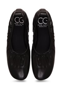 Ballet flats in pelle nera con bordi elastici, punta arrotondata e dettagli arricciati sottili. Presenta un marchio in argento sulla fodera interna.
