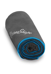 Graues Mikrofasertuch, fest aufgerollt, mit blauer Naht entlang des Randes und einem weißen Logo auf der Oberfläche.