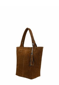 Borsa a tote in suede marrone con due manici robusti, caratterizzata da una superficie texture e un pon pon decorato con catena sul lato.