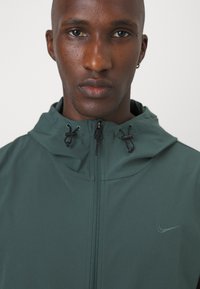 Nike Performance UNLIMITED - Tréning dzseki - vintage green/black