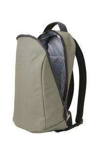 Mochila verde con un diseño elegante, hecha de material duradero. Cuenta con una abertura con cremallera, correas acolchadas y un interior forrado.