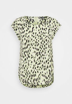 Blusa de manga corta con base verde y estampado irregular de leopardo en negro y blanco, escote redondo y cierre con cremallera en la parte trasera.