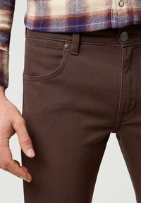 Wrangler GREENSBORO - Vaqueros rectos - mahogany