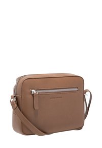 Borsa a tracolla in pelle marrone con finitura testurizzata, zip argentata, tasca anteriore e tracolla regolabile. Presenta il logo del marchio impresso sul davanti.