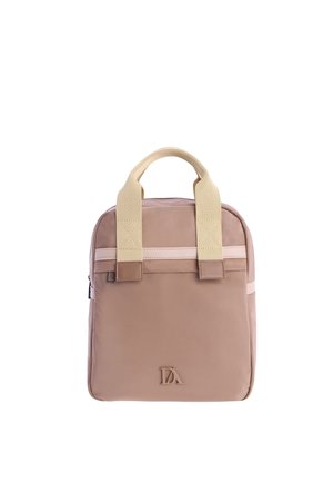 Pequeña mochila beige de forma cuadrada con asas anchas de color crema, cremallera frontal y un logotipo "DA" en relieve en el centro inferior.