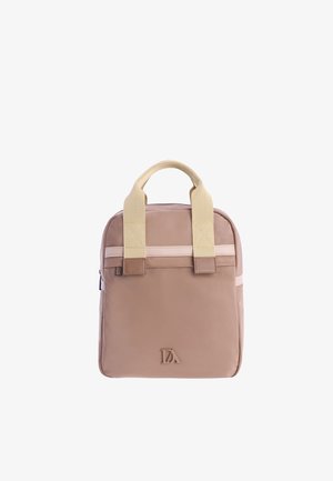 Pequeña mochila beige de forma cuadrada con asas anchas de color crema, cremallera frontal y un logotipo "DA" en relieve en el centro inferior.