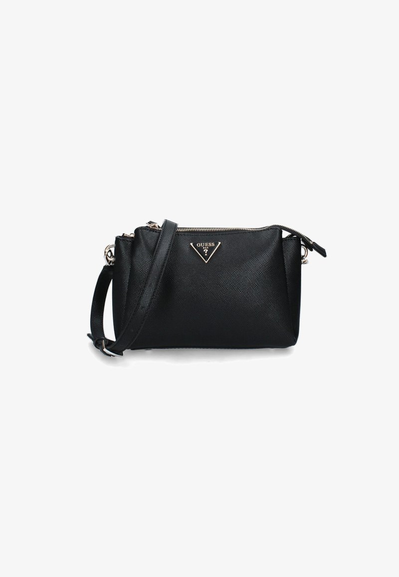 Sac à main en synthétique noir avec une finition texturée, fermeture éclair, bandeau ajustable, et un accent en métal en forme de triangle sur le devant.