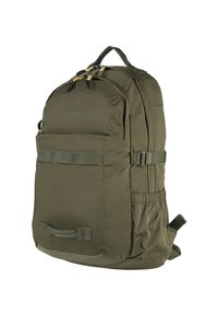 Zaino verde oliva con un esterno imbottito, scomparti con doppia cerniera, spallacci regolabili e una tasca frontale con dettaglio in webbing.
