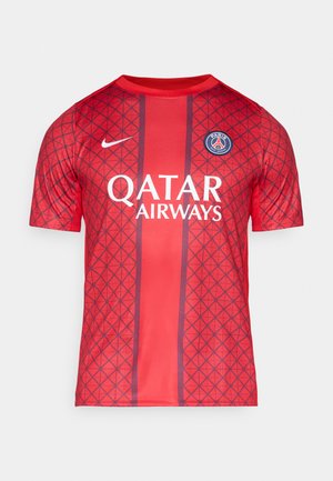 Crvena sportska majica s geometrijskim uzorkom, kratkim rukavima, okruglim izrezom, Nike logom i natpisom "Qatar Airways". PSG grb na prsima.