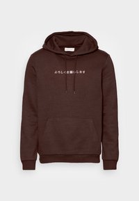Bruine katoenen hoodie met een voorzak, verstelbare trekkoordcapuchon en bedrukt text in het Japans op de borst. Zachte textuur.