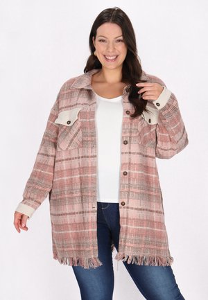 Giacca a camicia a quadri nelle tonalità di rosa e grigio, realizzata in tessuto strutturato con bordo frangiato e dettagli color crema. Presenta due tasche frontali e bottoni.