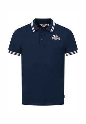 Navyblaues Poloshirt aus Baumwolle mit einer Knopfleiste mit drei Knöpfen, weiß gestreiftem Kragen und Ärmelsäumen sowie einem Logo auf der Brust.