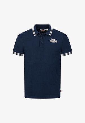 Námořnická modrá polo tričko vyrobené z bavlny, s tříknoflíkovou légou, bílým pruhovaným límcem a manžetami rukávů a logem na hrudi.