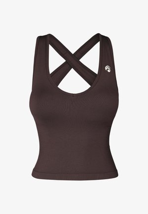 Dunkelbrauner nahtloser Sport-BH mit breiten, überkreuzten Trägern und kleinem weißem Logo auf der linken Brustseite.