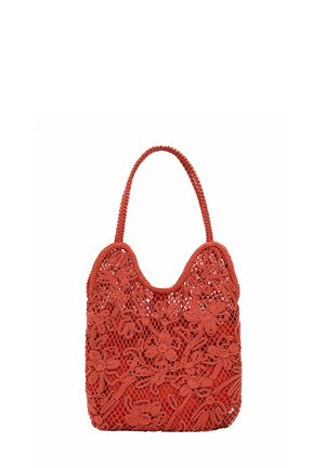 Sac au crochet rouge avec des motifs floraux, une silhouette incurvée et une anse texturée. Légère avec un design en maille ouverte.