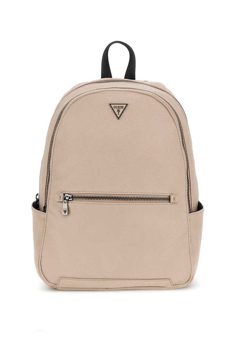 Zaino in finta pelle beige con texture, dalla forma arrotondata, dotato di una tasca frontale con zip, accenti neri e un manico superiore.