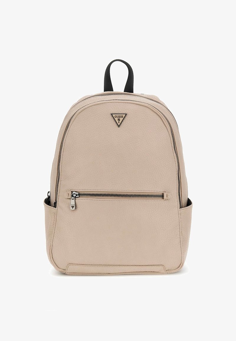 Zaino in finta pelle beige con texture, dalla forma arrotondata, dotato di una tasca frontale con zip, accenti neri e un manico superiore.