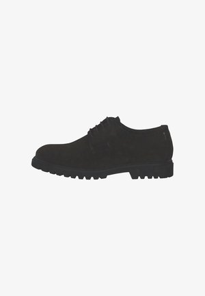 Chaussures en daim noir à lacets, à bout rond, avec une semelle en caoutchouc robuste et une finition lisse, dotées de lacets simples et sans accents visibles.