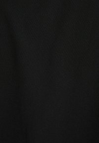 Mustaa kangasta, keskikokoinen paino, sileä pinta, tasainen kudonta ilman näkyviä kuvioita tai yksityiskohtia, käytetään pääasiassa erilaisiin tekstiilihakemuksiin.