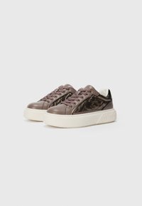 Sneaker in pelle marrone con finitura liscia, dotati di dettagli a rilievo intricati, allacciatura frontale e una suola spessa in gommapiuma color crema.