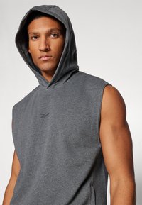 Reebok BASKETBALL HOODIE - Mikina s kapucňou - dark heather grey