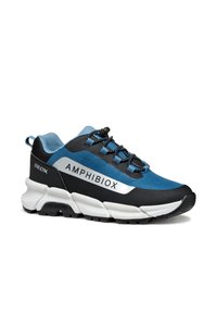 Chaussure de sport bleue et noire avec une tige texturée, des détails en mesh, des accents réfléchissants et une semelle blanche épaisse. Équipée de lacets élastiques.