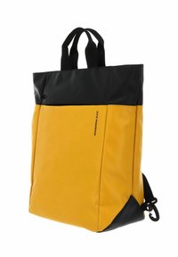 Sac à dos jaune et noir au design épuré, fabriqué en matériau durable, avec des poignées supérieures et un clip latéral pour des bretelles réglables.