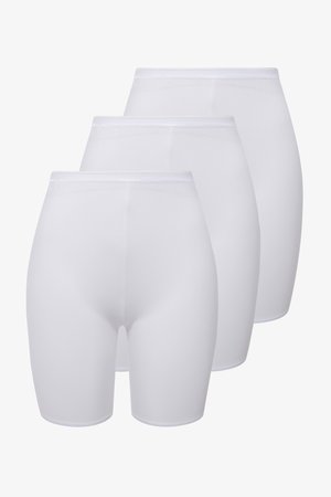 Tre paia di shorts modellanti bianchi a vita alta con tessuto liscio e lunghezza a metà coscia, disposti sovrapposti diagonalmente.