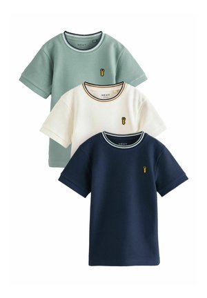 Tre teksturerede t-shirts med korte ærmer i grøn, hvid og navy, hver med en lille gul broderet hummer på venstre bryst.