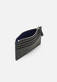 Portefeuille en cuir noir avec fermeture à glissière, présentant une surface texturée, des coutures d'accent bleu et plusieurs emplacements pour cartes à l'intérieur.