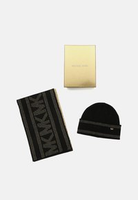 Set di berretto e sciarpa in maglia nera, con dettagli dorati e logo sul cappello. Presentato in una scatola regalo dorata di Michael Kors.
