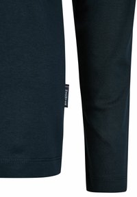 Langärmliges T-Shirt aus navyblauem Baumwollmaterial mit abgerundetem Saum, flachen Nähten und einem kleinen Markenschild auf der linken Seite in der Nähe des Saums.
