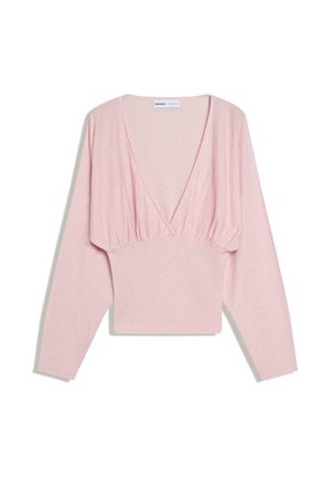 Lyserød langærmet top med dyb V-hals og rynkedetalje under brystet, designet til en figurnær talje-silhuet.