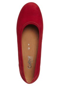 Ballerine en daim rouge avec bout arrondi, bord élastique et semelle intérieure coussinée beige portant la mention "Gabor Comfort" en taille 4.