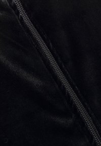 Trendyol Chaqueta de entrenamiento - black