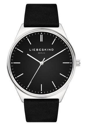 Montre noire avec un boîtier rond en acier inoxydable argenté, cadran noir minimaliste, index des heures argentés et un bracelet en cuir noir mat.