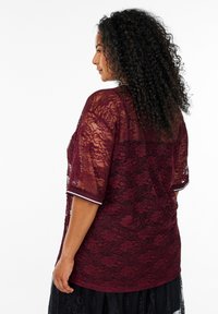 Zizzi LOCKERER PASSFORM - Marškinėliai su spaudiniu - tawny port black