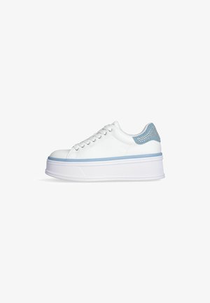 Sneaker platform bianche con accento blu sul tallone, upper in sintentico liscio, punta arrotondata e design con lacci. Suola testurizzata per trazione.