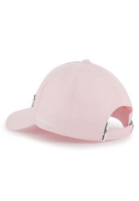 Ροζ καπέλο μπέιζμπολ με καμπυλωτό γείσο, με ραφές στο ίδιο χρώμα, υφασμάτινο λουράκι και μικρή ετικέτα με λογότυπο. Κατασκευασμένο από βαμβάκι, με δομημένο σχεδιασμό.