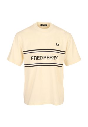 Crèmekleurig T-shirt met korte mouwen met zwarte "FRED PERRY" tekst en strepen over de borst, en een klein zwart lauwerkranslogo aan de bovenkant links.