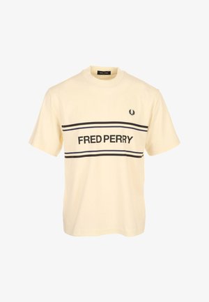 Crèmekleurig T-shirt met korte mouwen met zwarte "FRED PERRY" tekst en strepen over de borst, en een klein zwart lauwerkranslogo aan de bovenkant links.
