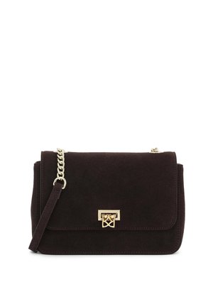 Dunkelbraune Wildlederhandtasche mit Klappverschluss, goldener Kettentasche und dekorativem Metalldetail auf der Vorderseite. Klare Linien und minimalistisches Design.