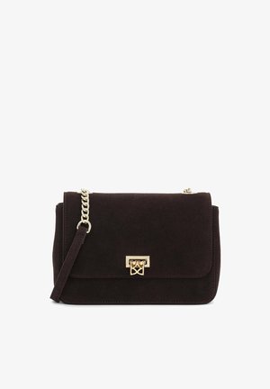 Borsa a mano in pelle scamosciata marrone scuro con chiusura a patta, tracolla a catena dorata e un raffinato dettaglio metallico sulla parte frontale. Linee pulite e design minimalista.