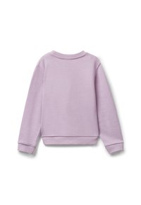 Felpa a maniche lunghe color lillà con collo tondo, rifinita con polsini e fondo a coste, mostrata da dietro su uno sfondo bianco.