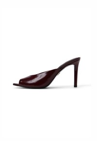 Bordeaux farbige Lackleder-Peeptoe-High-Heel-Mules mit einer eleganten Silhouette und einer glatten Textur, ausgestattet mit einem dezent geschwungenen Design.