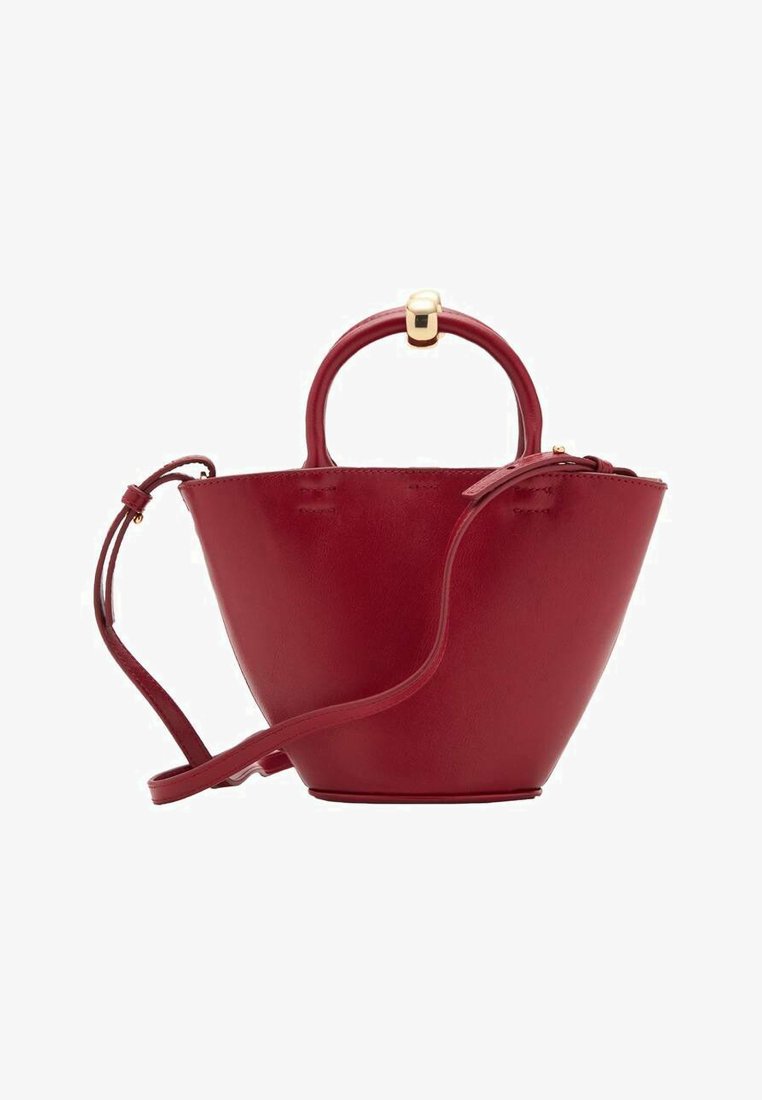 Rote Lederhandtasche mit abgerundetem Oberteil, strukturierter Kegelform, einem kurzen Henkel und einem abnehmbaren Schultergurt. Verfügt über Akzente aus goldfarbener Hardware.