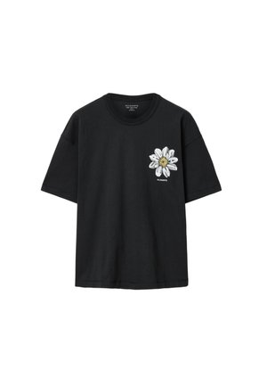 Zwart T-shirt met korte mouwen, bedrukt met een witte madelief en de tekst "AllSaints" aan de linkerborst.